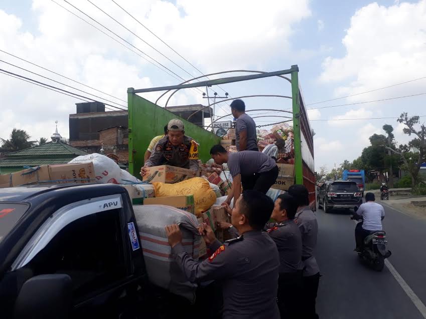 jajaran-polsek-dua-pitue-sidrap-juga-turut-menggalang-bantuan_20181003_155139.jpg