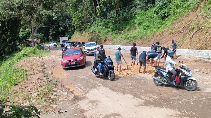 VIDEO: Warga Cendana Enrekang Gotong Royong Tambal Jalan Berlubang
