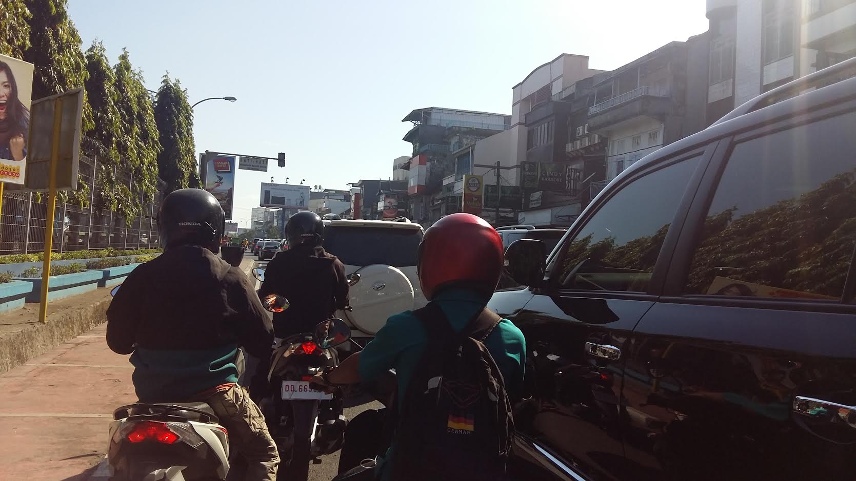 jalan-lahalede-parepare-padat-kendaraan_20160831_120740.jpg