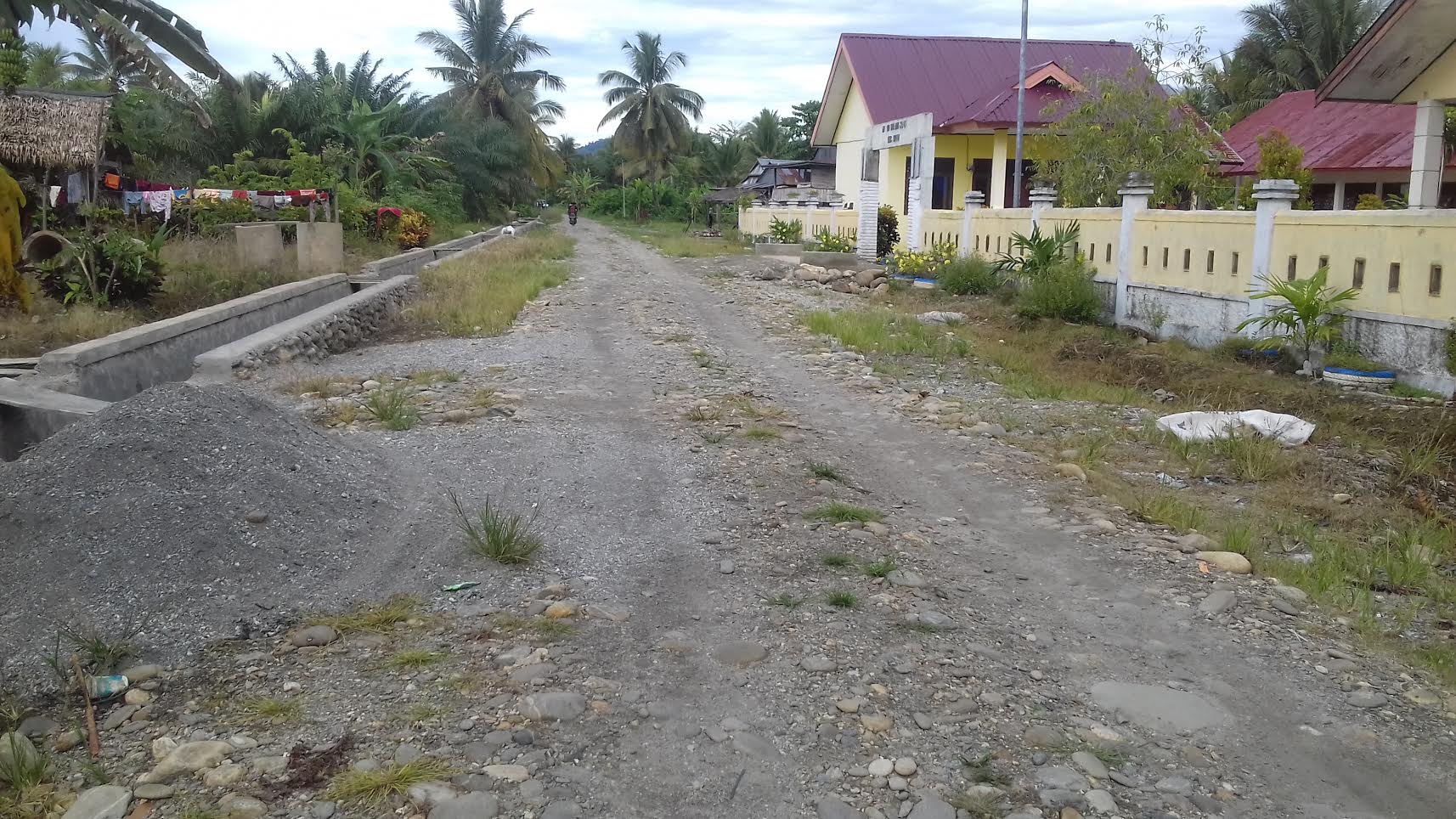 jalan-rusak-luwu-timur_20180315_203545.jpg