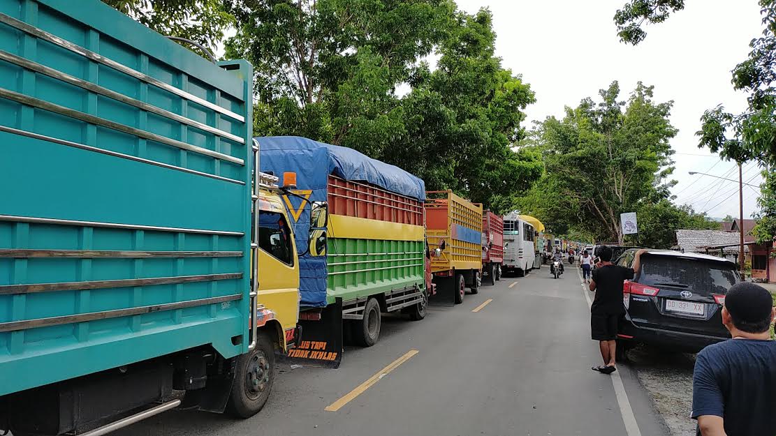 jalan-trans-sulawesi-di-walmas-macet-total.jpg