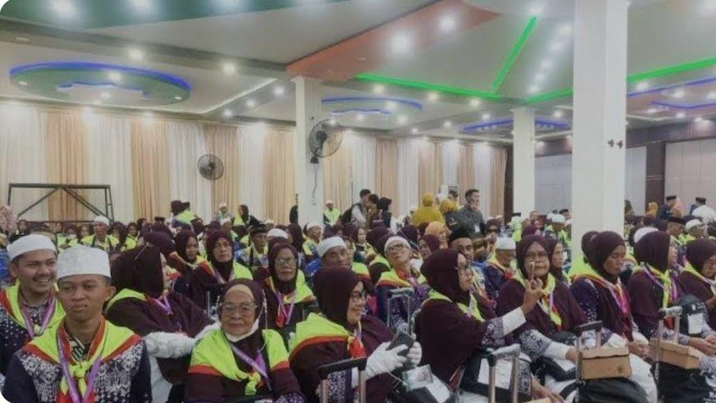 jamaah-haji-asal-Kabupaten-Bone-sebelum-berangkat-ke-tanah-suci-Mekkah-hy.jpg