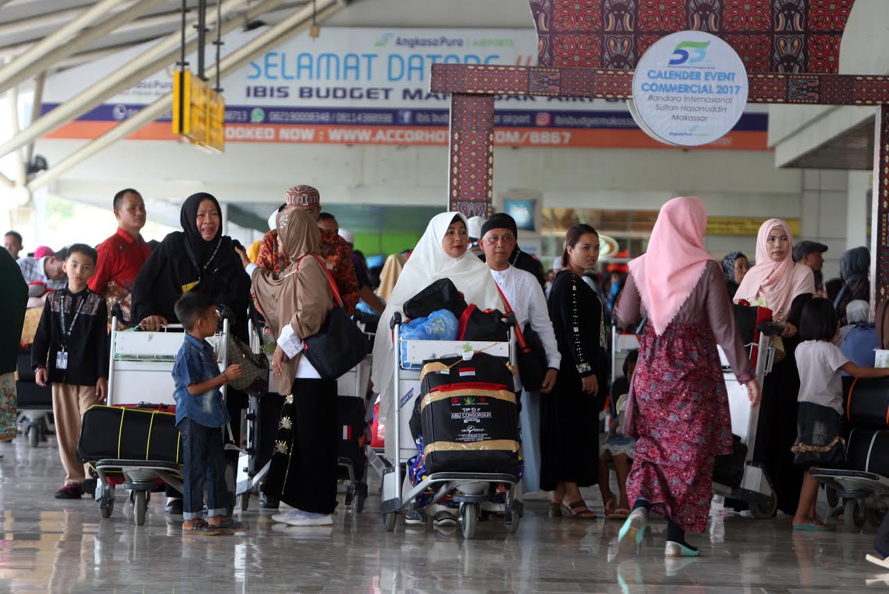 FOTO: Bandara Sultan Hasanuddin Masih Ramai oleh Jamaah Umrah - jamaah-umrah2_20170317_213937.jpg