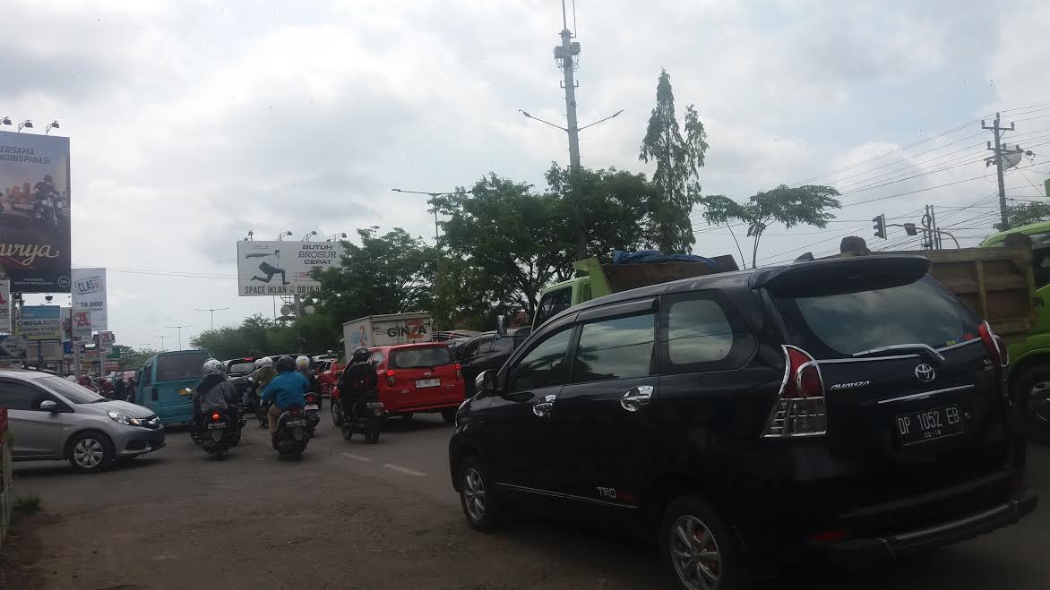 Mahasiswa Demo, Jl Perintis Kemerdekaan Tamalanrea Macet