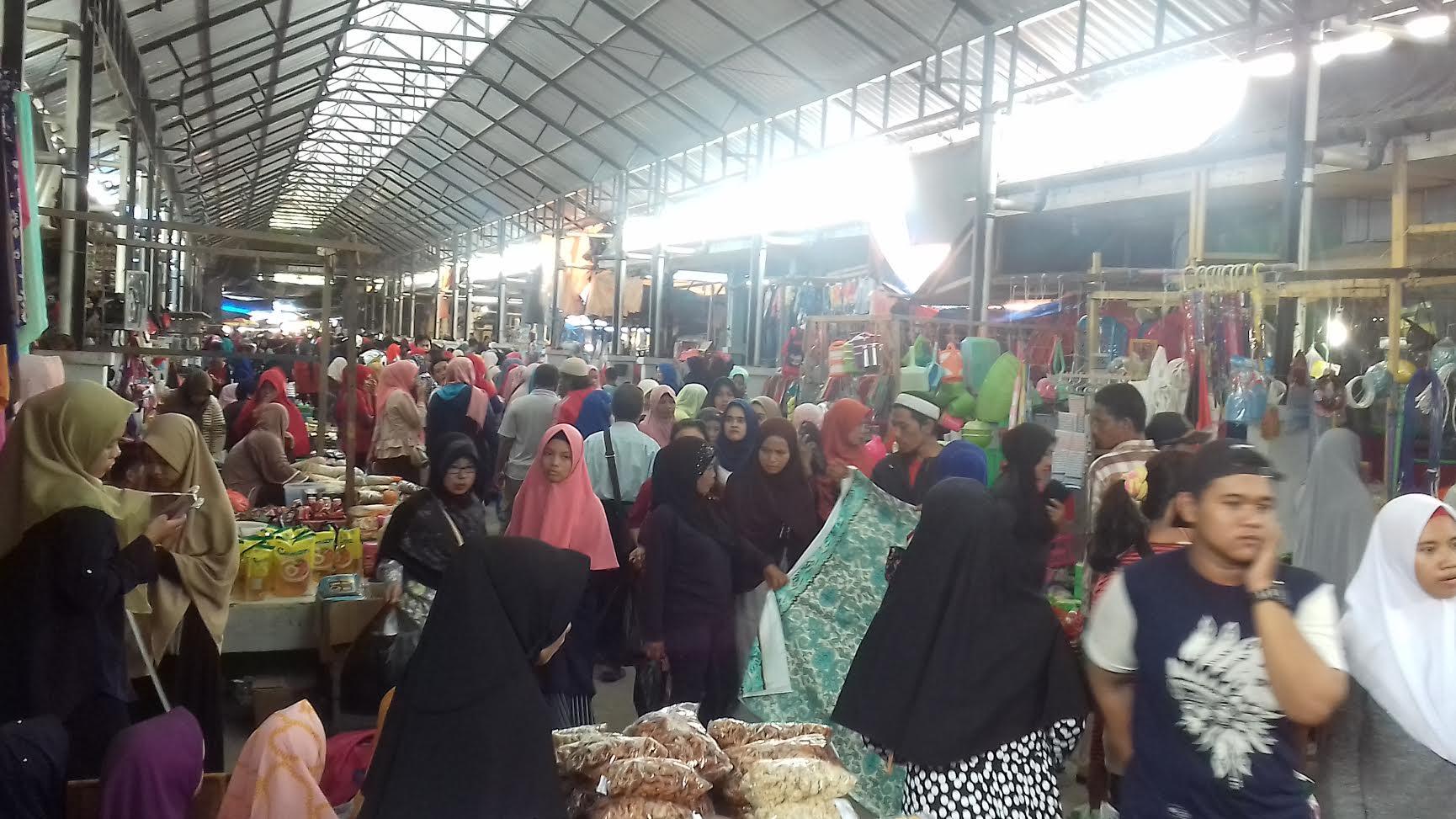 jelang-perayaan-hari-raya-idulfitri-1439-h-pasar-sentral-enrekang-dipadati-pengunjung_20180611_150431.jpg