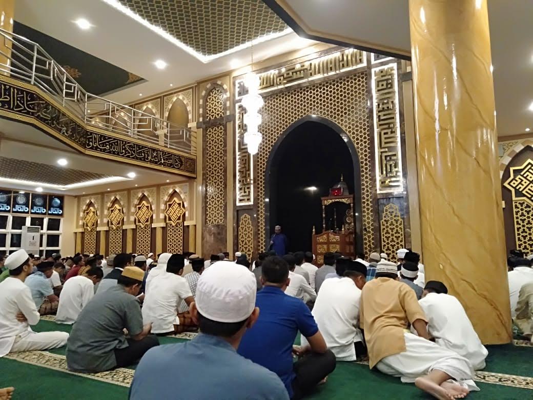 jemaah-masjid-agung-jeneponto-mendengarkan-ceramah.jpg