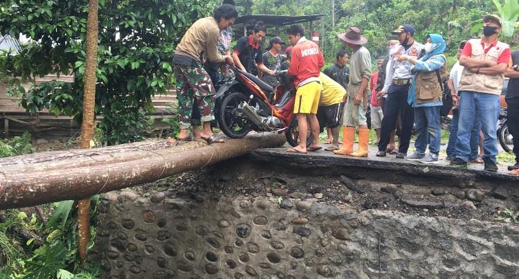 jembatan-tamaona-ambruk-kamis-872021-lalu.jpg