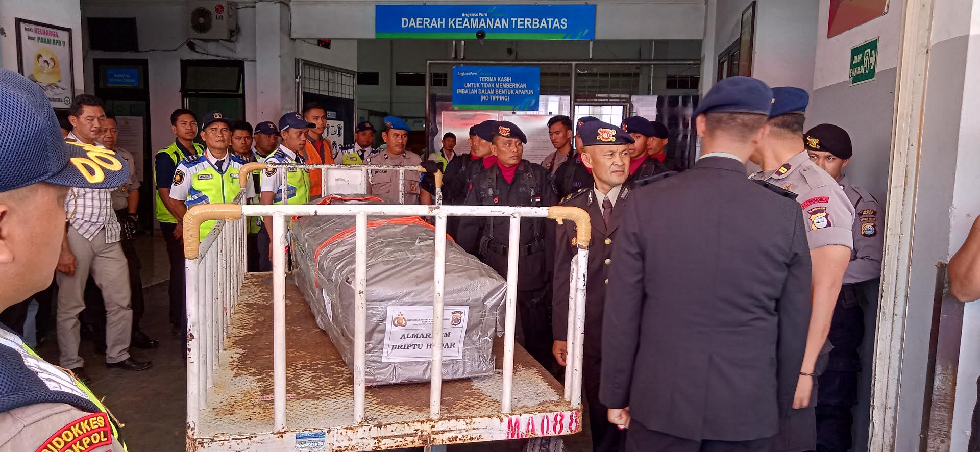 jenazah-alm-briptu-hedar-tiba-di-terminal-kargo-bandara-internasional-sultan-hasanuddin.jpg
