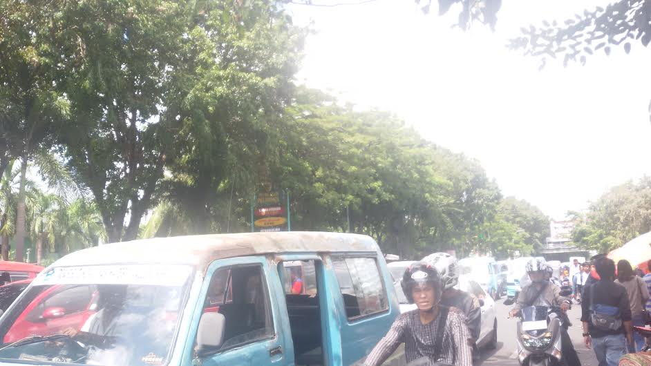 jl-jendral-sudirman-pukul-1221-wita-terpantau-macet_20160525_122911.jpg