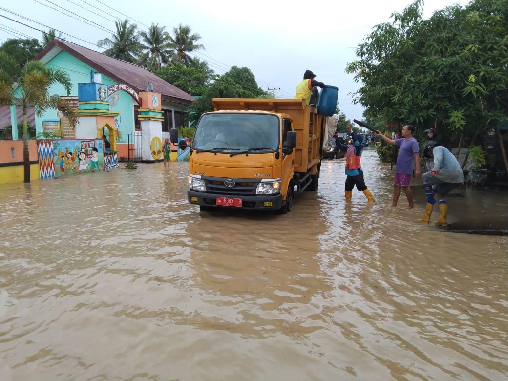 jl-poros-sengkang-parepare-tergenang-air-tepatnya-di-sdn-26928-pincengpute-3022021.jpg