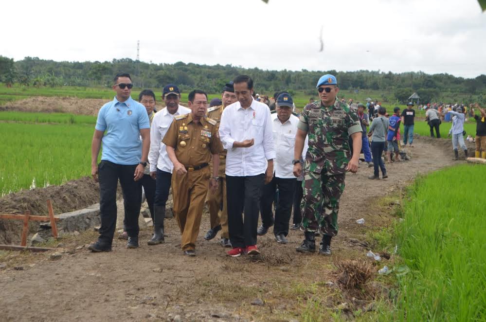 jokowi-mengunjungi-lokasi-pembangunan-irigasi_20180703_094351.jpg