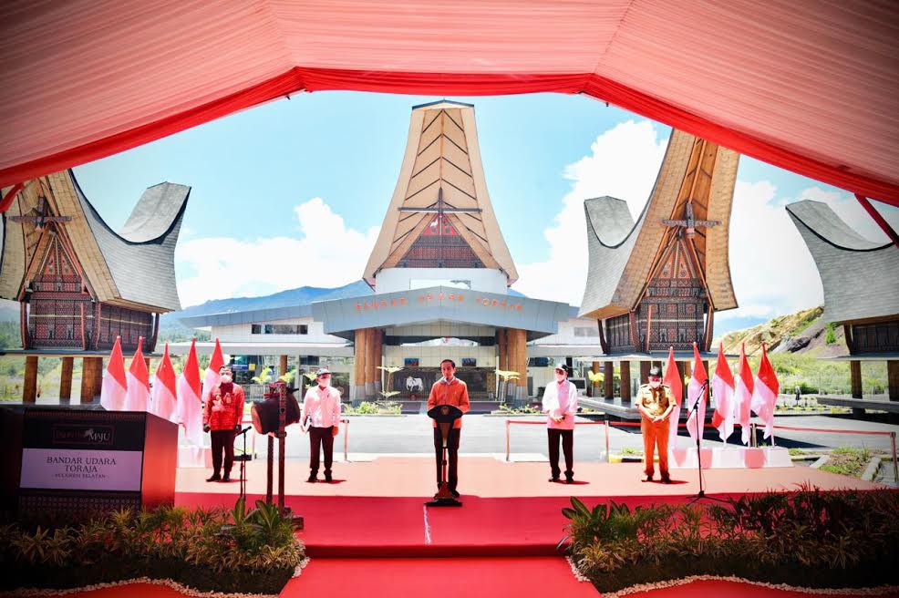jokowi-meresmikan-bandara-toraja-tana-toraja-kamis-1832021.jpg