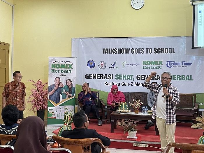 Pemred Tribun Timur Bedah Fakta dan Opini di SMKN 2 Makassar