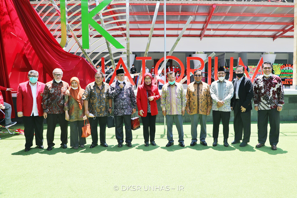jusuf-kalla-jk-meresmikan-jk-arenatorium-unhas-kamis-12112020.jpg