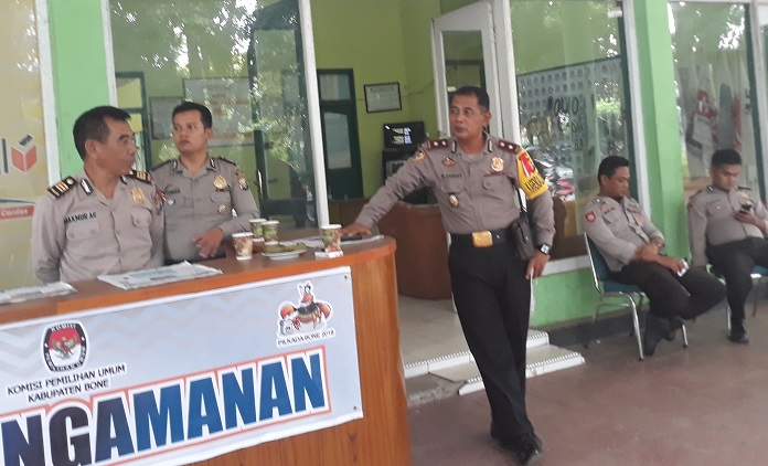kabag-ops-polres-bone-kompol-asrofi-memimpin-personel-menjaga-ketat-kantor-kpu-bone_20180327_163106.jpg
