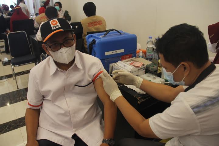 500 Warga Divaksin Covid-19 di Kantor PKS Sulsel