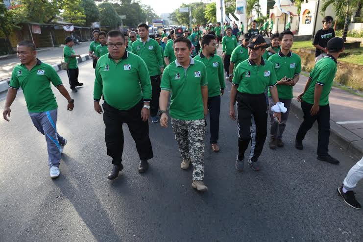 Bareng Ketua DPRD Sulsel dan Bupati Gowa, Deng Ical Lepas Jalan Sehat KAHMI - kahmi-jalan-sehat_20180415_230621.jpg