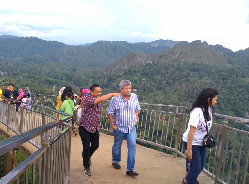 kajati-sulsel-saat-berwisata-ke-patung-tuhan-yesus-memberkati-di-buntu-burake-senin-2712020.jpg