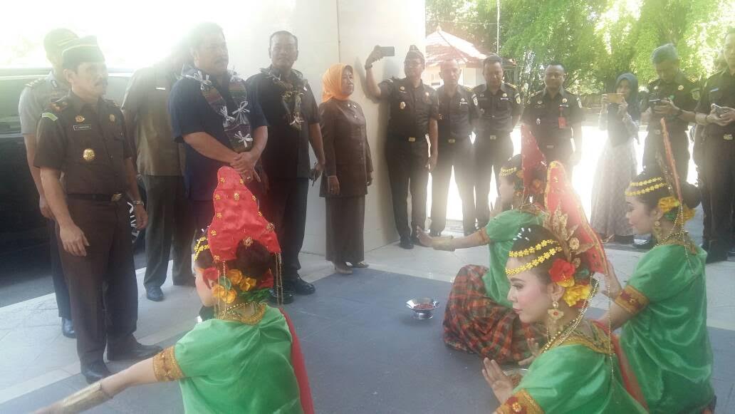 Sambangi Rujab Bupati Barru, Kajati Sulselbar Disambut Tari Padduppa