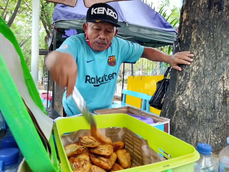 kakek-gimeng-69-penjual-jalangkote-di-dalam-areal-lapangan-karebosi-makassar.jpg