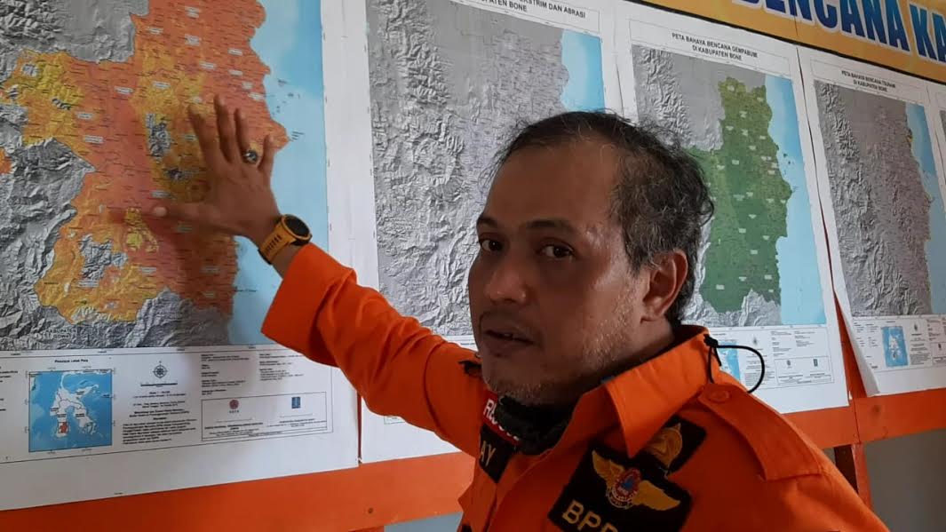 kalaksa-bpbd-bone-dray-vibrianto-saat-menujukka-wilayah-rawan-bencana.jpg