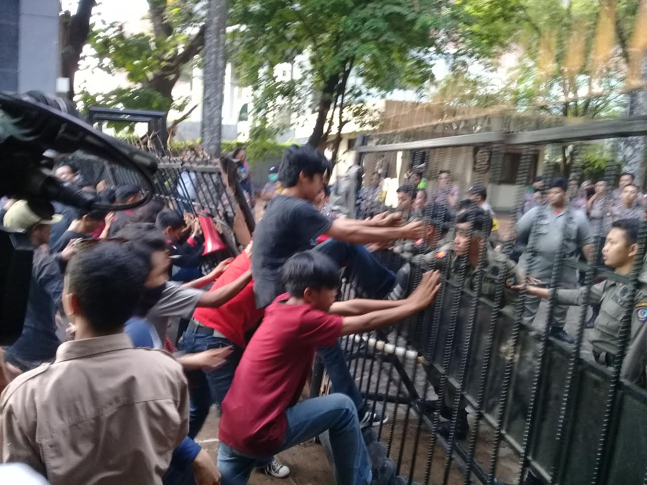Desak Bubarkan BPJS, Mahasiswa Adu Jotos dengan Polisi Hingga Robohkan Pagar Kantor Gubernur