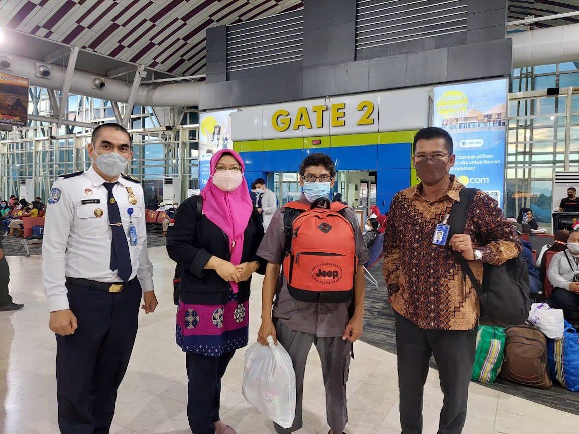kantor-imigrasi-makassar-mendeportasi-seorang-warga-negara-asal-singapura-dengan-inisial-mi.jpg