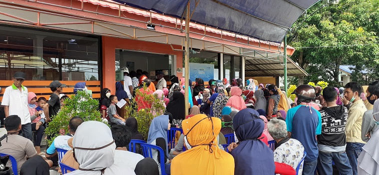 kantos-pos-jeneponto-ramai-didatangi-warga-untuk-menerima-bantuan-sosial-tunai-bst.jpg
