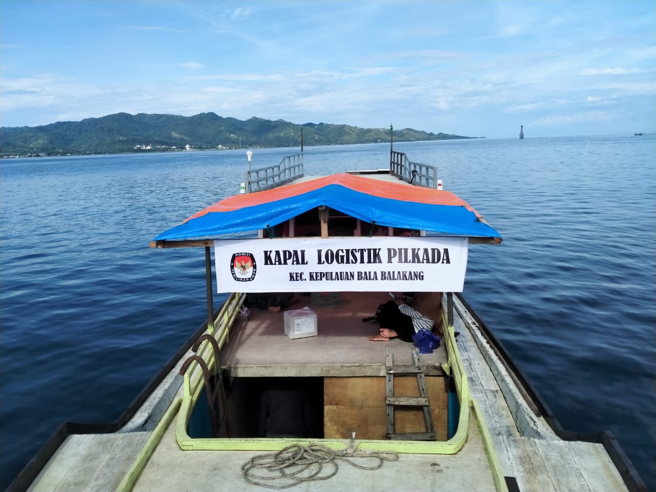 kapal-motor-yang-digunakan-membawa-logistik-pilkada-mamuju-menuju-pulau-bala-balakang.jpg