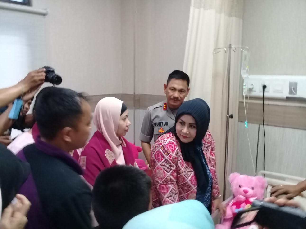 kapolda-sulsel-irjen-pol-mas-guntur-laupe-didampingi-istri-yang-jua.jpg