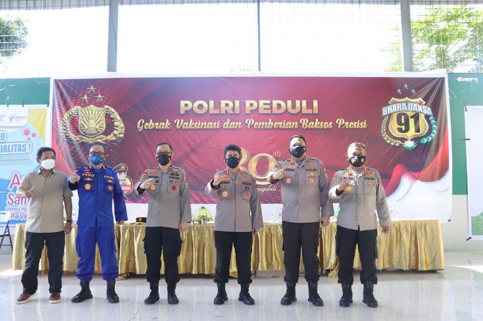 kapolda-sulsel-vaksinasi-covid-19-di-pesantren-ummul-mukminin-aisyah-sulsel.jpg