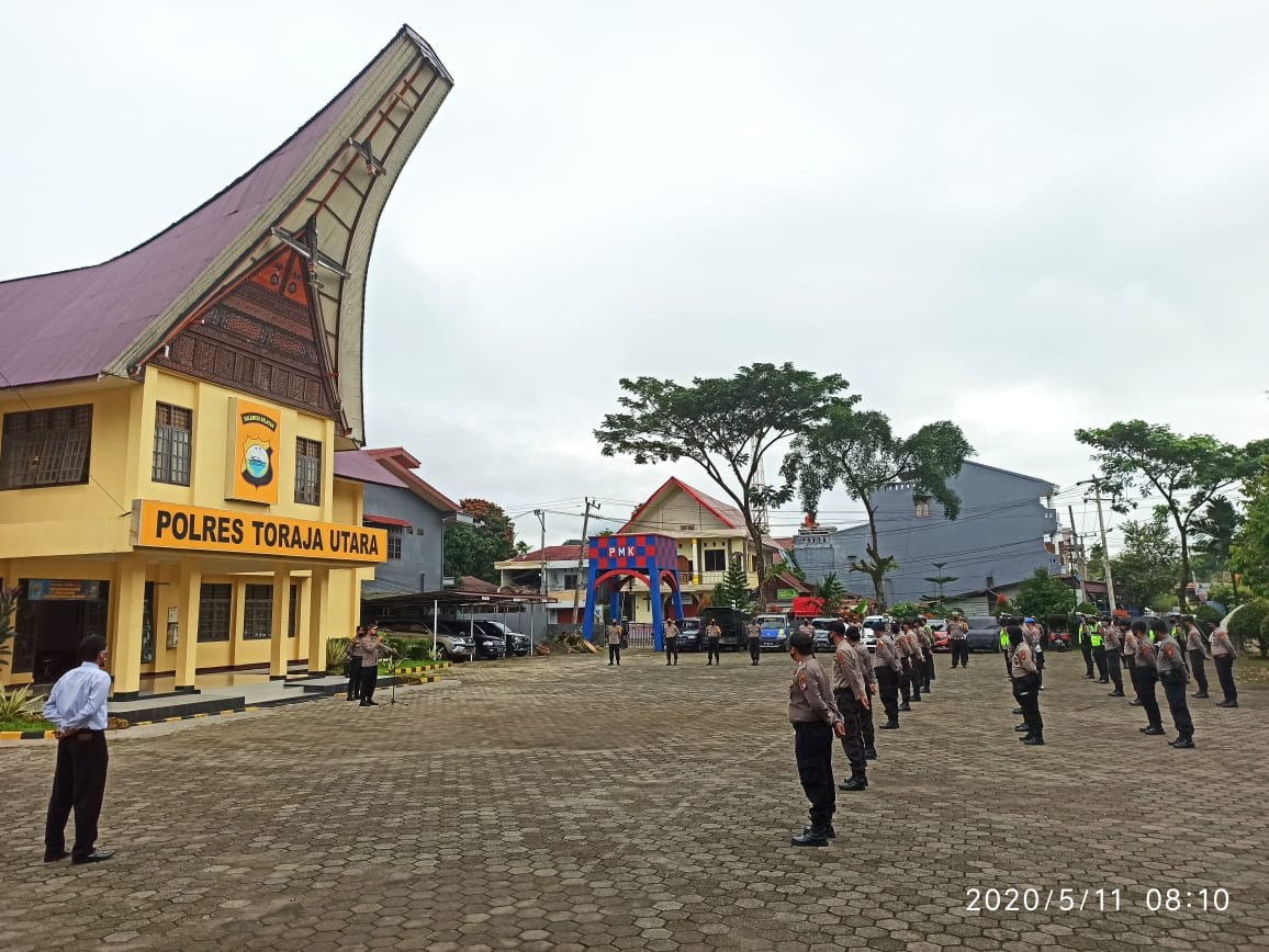 kapolres-akbp-yudha-wirajati-kusuma-memimpin-apel-pagi-di-halaman-mapolres-toraja-utara.jpg