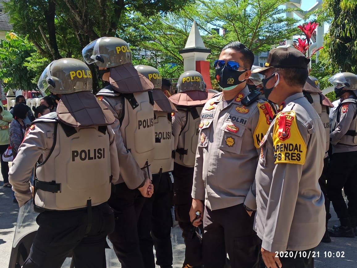 Kapolres Toraja Utara Pimpin Pengamanan Unjuk Rasa Soal Pasar Subuh di DPRD