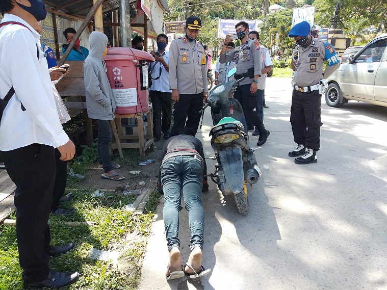 Kedapatan Tidak Kenakan Masker dan Helm, Remaja di Mamasa Dihukum Push Up 10 Kali