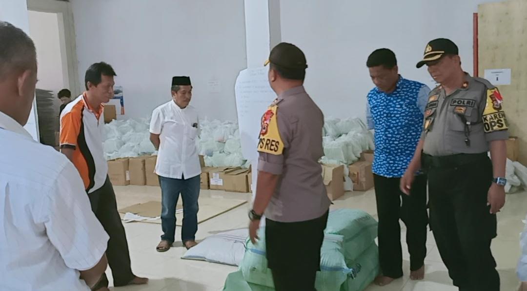 kapolres-selayar-akbp-taovik-ibnu-subarkah-silaturrahmi-dan-meninjau-gudang-logistik-kpu-selayar.jpg