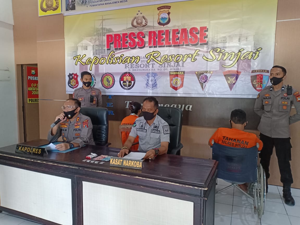kapolres-sinjai-akbp-iwan-irmawan-jumpa-pers-penangkapan-terduga-sabu-kamis-1862020.jpg