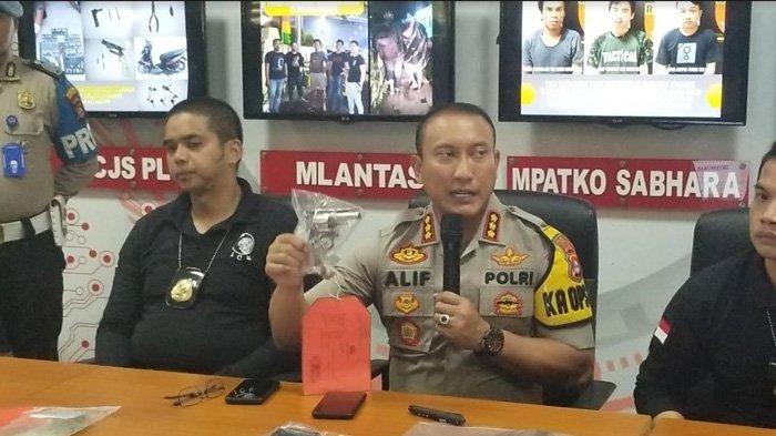 kapolresta-tangerang-kombes-pol-sabilul-alif-saat-menunjukan-barang-bukti.jpg
