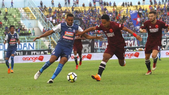 kapten-arema-fc-dendi-santoso-berebut-bola-dengan-gelandang-psm-makasar-rasyid-a-bakri_20181014_140633.jpg