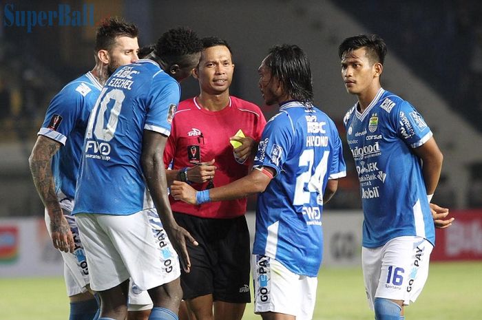 kapten-persib-bandung-hariono-kedua-dari-kanan-dan-tiga-rekannya-protes-wasit.jpg
