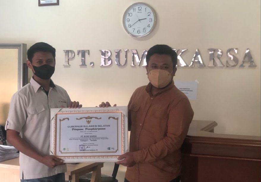 karyawan-bumi-karsa-sedang-memegang-piagam-penghargaan-dari-disnakertrans-sulsel.jpg