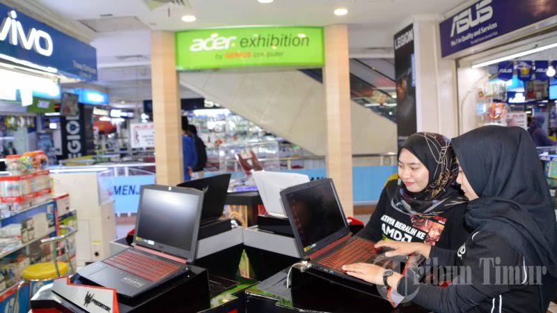 karyawan-merapikan-laptop-yang-didisplay-di-gerai-acer-exhibition.jpg