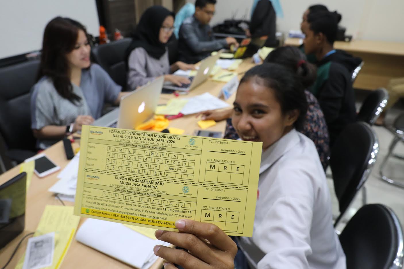 karyawan-pt-jasa-raharja-persero-melayani-calon-peserta-mudik-gratis-natal.jpg