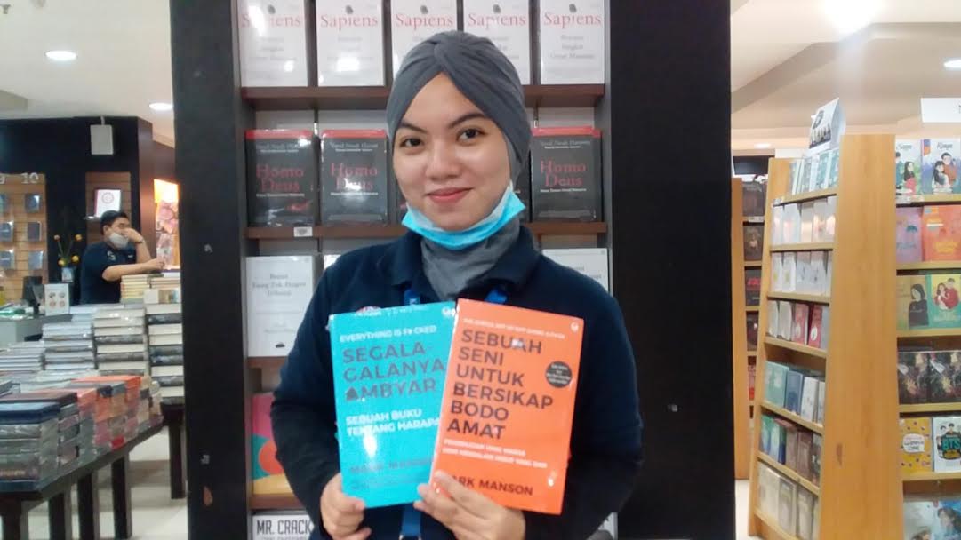 karyawati-gramedia-mari-menunjukkan-dua-buku-promo-spesial-amedi-payday.jpg