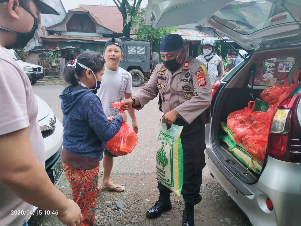 kasat-binmas-polres-toraja-utara-akp-puji-jatmika-membagikan-sembako.jpg