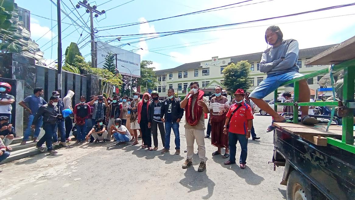 Istri 'Digoyang' Legislator, Pelaut Toraja Ikut Demo Kasus Perselingkuhan Anggota DPRD Torut