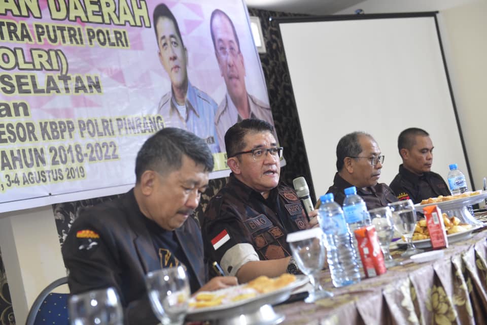 Foto: KBPP Polri Sulsel Rapat di Pinrang, Ilham Arief Sirajuddin dan Bupati Jadi Rebutan untuk Wefie - kbpp-polri-sulsel-5-482019.jpg