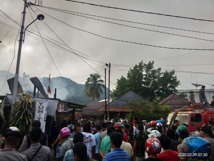 Satu Unit Damkar Diterjunkan ke Lokasi Kebakaran Samping Rujab Bupati Enrekang