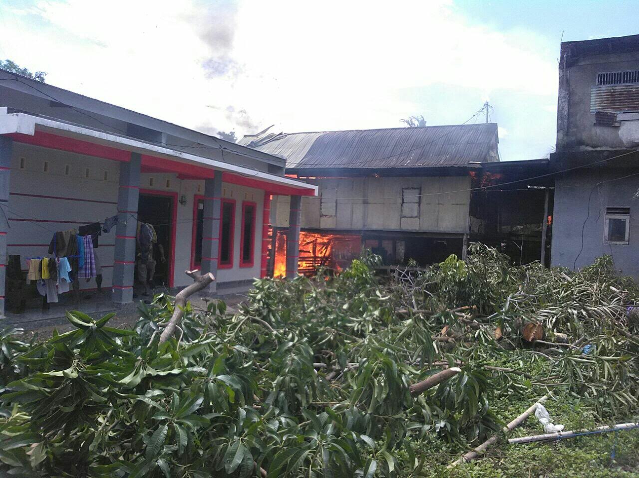 kebakaran-terjadi-di-depan-rumah-sakit-umum-daerah-rsud-andi-makkasau-parepare_20180628_150615.jpg
