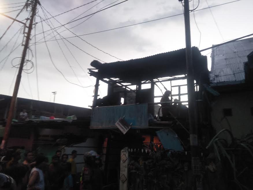 kebakaran-terjadi-di-pemukiman-warga-jl-kandea-3-kip-7-kelurahan-barayya.jpg