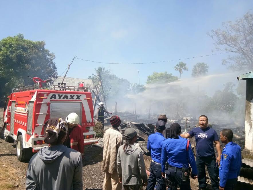 kebakaran-terjadi-di-pemukiman-warga-kampung-pakokoa-jeneponto_20180424_144228.jpg